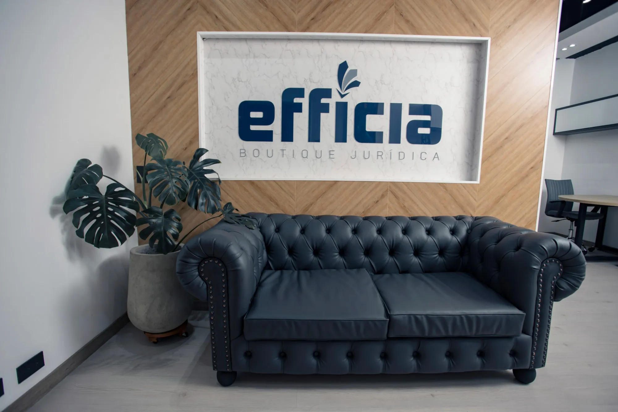 Recepción de la oficina de Efficia en Medellín